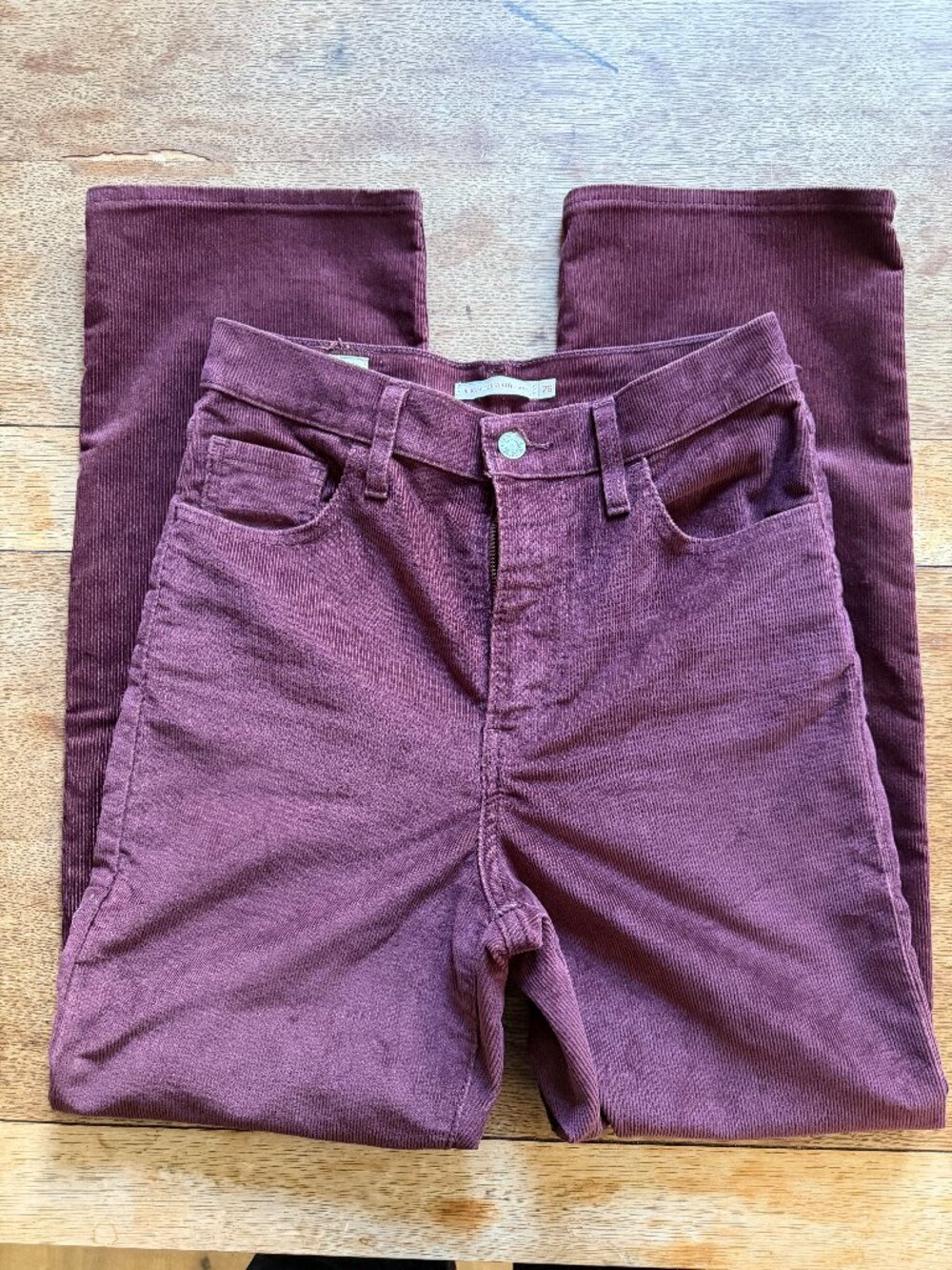 LEVI’S PREMIUM RIBCAGE STRAIGHT ANKLE CORDUROY PANTS